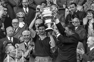 André Bosson lève la Coupe de Suisse en 1971 après la victoire du Servette FC devant Lugano. KEYSTONE/PHOTOPRESS-ARCHIV/STR
